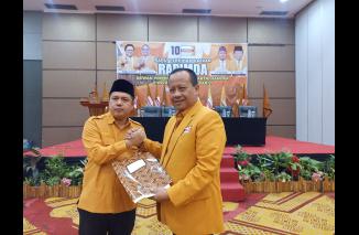 Dr H Febby serahkan hasil Rapimda kepada DPP Partai Hanura pada Rapimda Hanura Sumbar, Kamis 25/7-2024. (dnt)