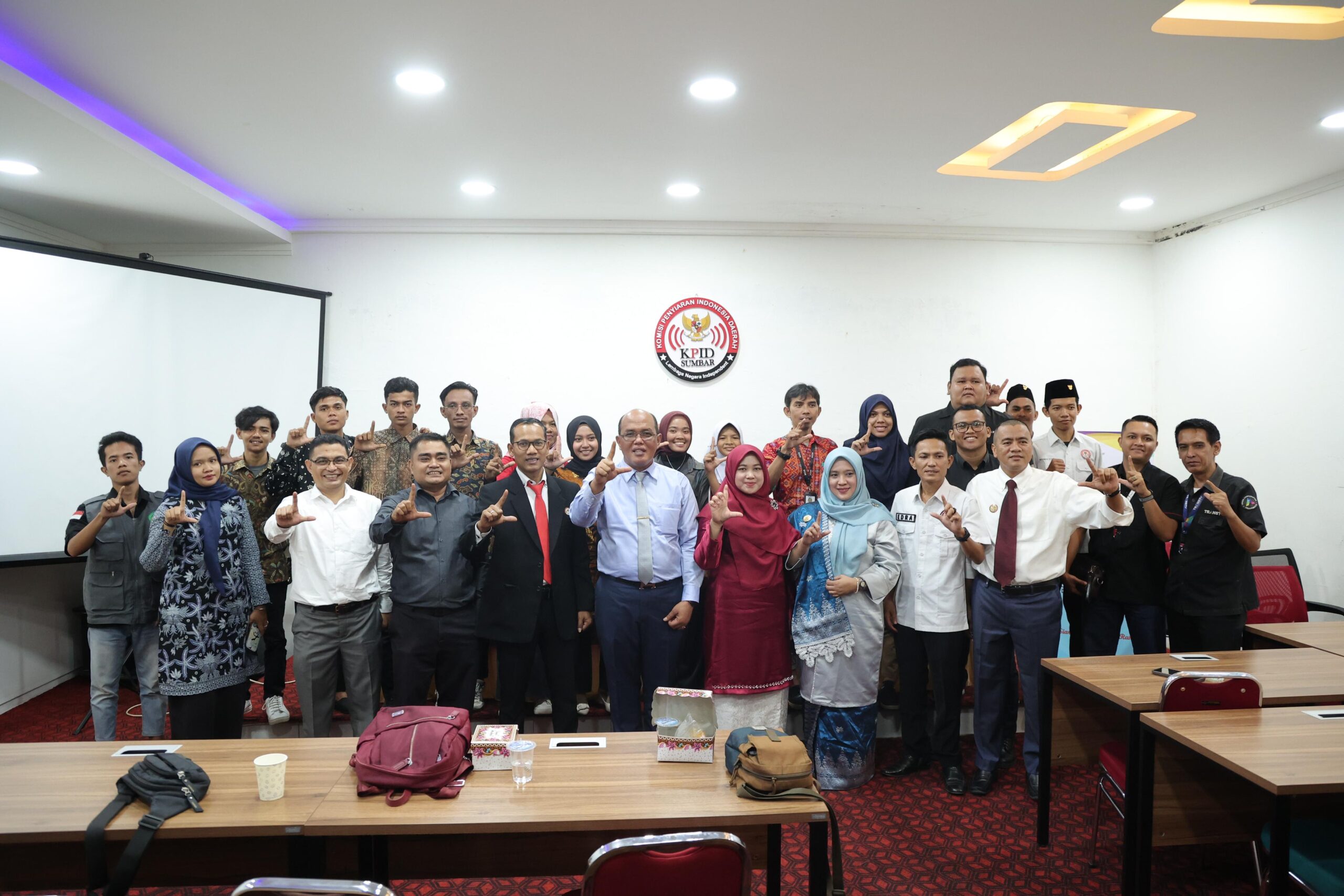 Foto Hadiri Upacara HUT RI Ke-79 di KPID Sumbar, Supardi : Media Harus Pertahankan Jati Diri Sebagai Pilar Demokrasi Bangsa