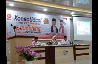 Hj Nevi bagi trik menang Pilkada pada peluncuran Paslon PKS untuk Pilkada Pasaman. (hd)