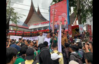 aksi mahasiswa ditemui Ketua DPRD Sumbar Supardi, setelah aksi marathon selama 3 hari dilakukan mahasiswa Sumbar, Senin 26/8-2024. (dok)