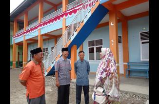 Dialog Hj Nevi dengan pendidik di Pasaman yang masuk daerah pemilihan Sumbar II. (hd)