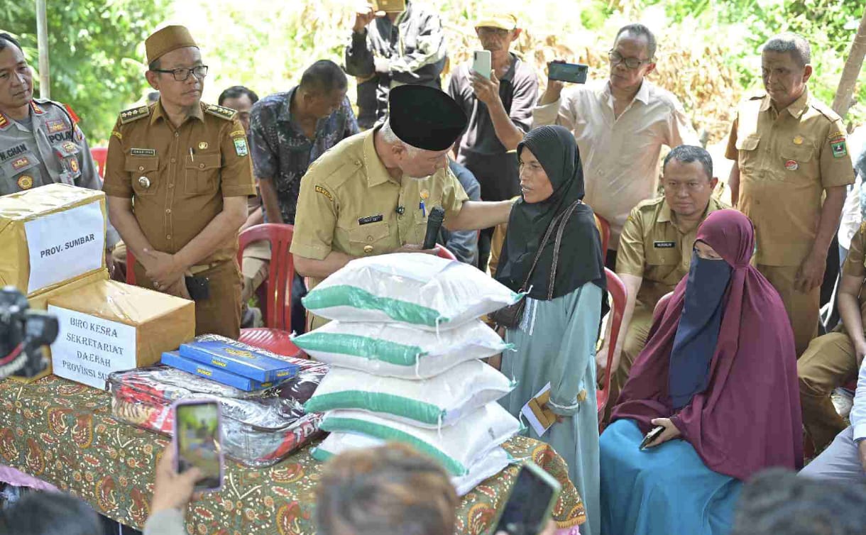 Gubernur Mahyeldi kunjungi rumah duka gadis penjaja gorengan di Kayutanam, Selasa 24/9-2024. (dok)