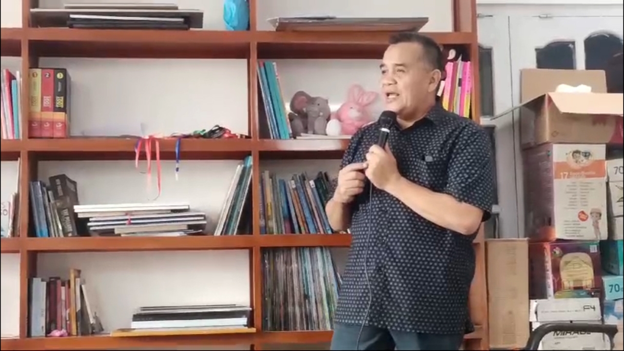 Firdaus Abie, Sekretaris PWI Sumbar jadi pemayeri pada seminar jurnalistik di RBAN Tilatang Kamang Agam, Sabtu 28/9-2024. (dok)
