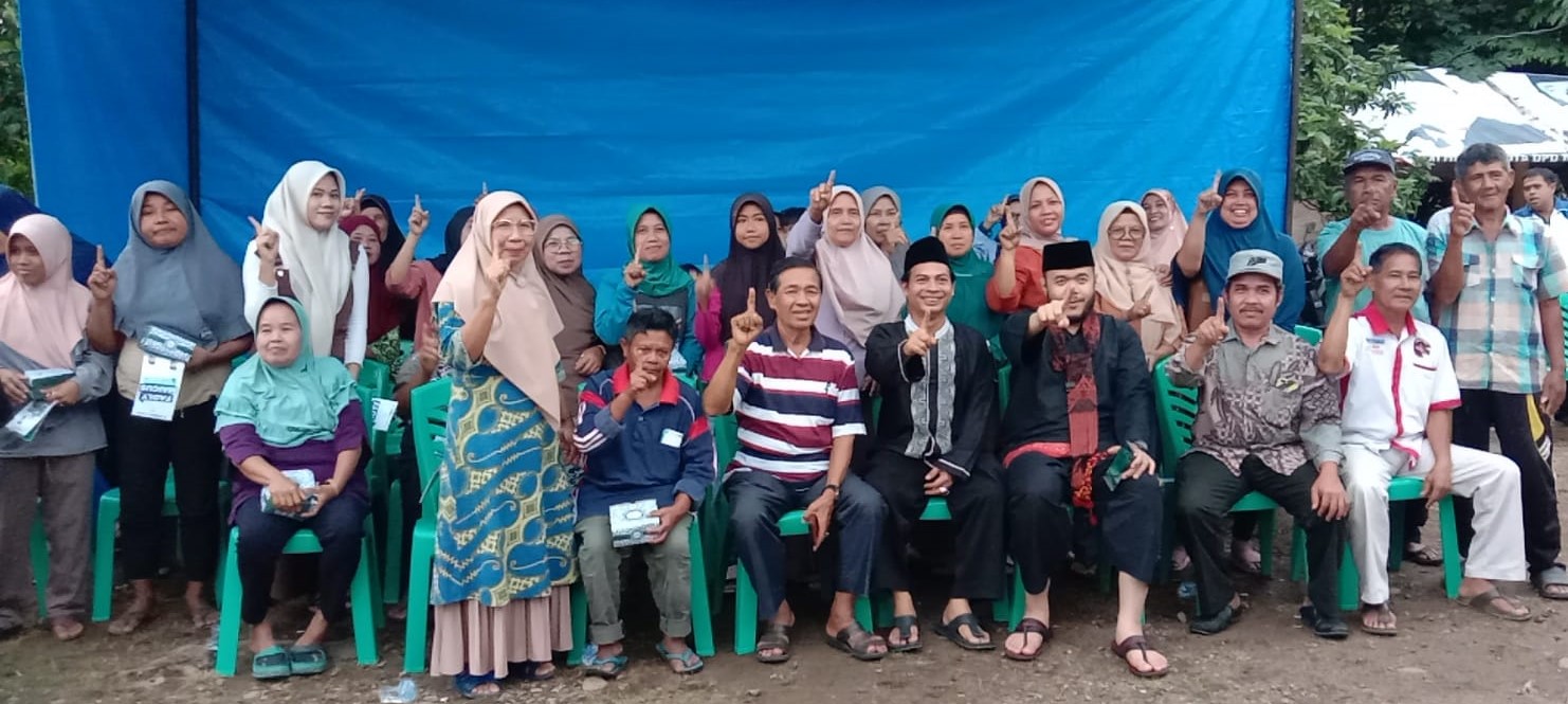 Foto Fadly Amran Bersama Warga Gunung Sarik, Warga;  Semoga BPJS Gratis Benar Kami Dapatkan