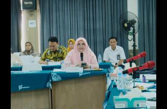 Hj Nevi kunjungan spesifik ke Indofarma, ungkap kondisi kritis perusahaan BUMN tersebut. (hd)