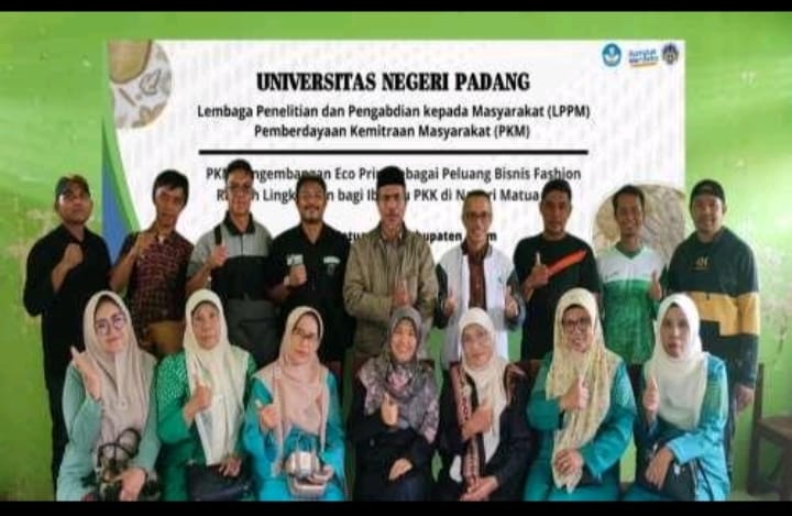 UNP viralkan Eco Print pada ibu-ibu PKK di Mata Hilia, Rabu 2/10-2024. (trj)
