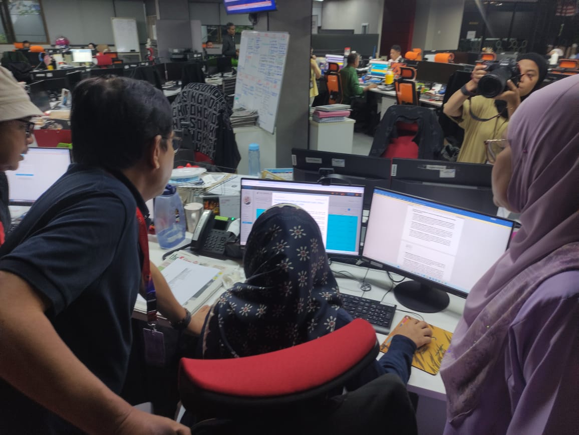 Ketua Ketua pengarang dari Sumbar didampingi Puan Nasriah tengah meninjau ruang Redaksi Bernama, Selasa 8/10-2024  (adr)