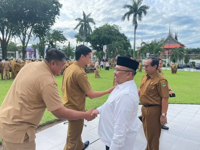 Plt Gubernur Sumatera Barat, Audy Joinaldy, resmi menunjuk Drh. Erinaldi, MM sebagai Plh Sekda Provinsi Sumatera Barat. (Foto: adpsb)