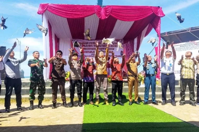 Bawaslu Kota Padang melalukan Pelepasan Burung Merpati dan Deklarasi Kampung Pengawasan Pemilu Damai 2024 di Monumen Merpati Perdamaian, Kecamatan Padang Barat, pada Senin (28/10/2024).  (Foto: Ndo)