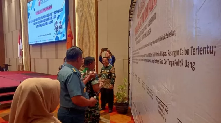 Bawaslu Sumbar menggelar sosialisasi terkait pengawasan terhadap aparatur sipil negara (ASN), TNI, dan Polri dalam Pemilihan Serentak 2024. (Foto: Ist)