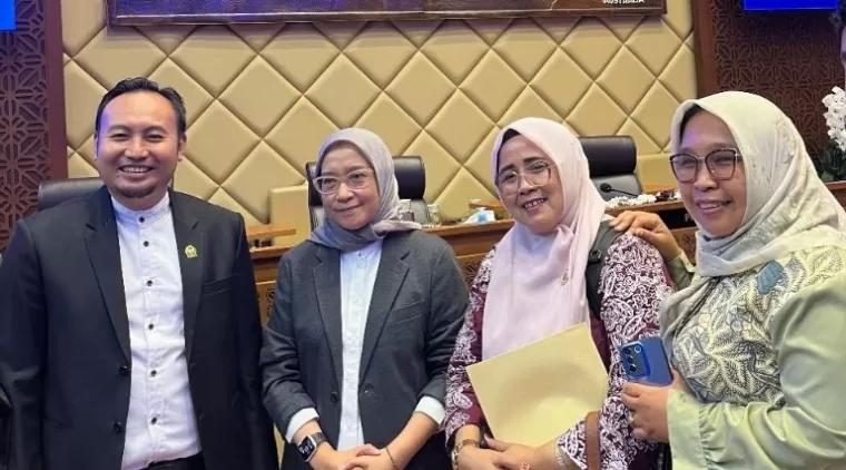 Anggota Komisi II DPR RI dari Fraksi PKS, Rahmat Saleh, menerima aspirasi tenaga non-ASN dari Sumbar. (Foto: Ist)