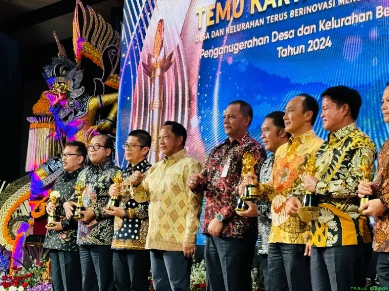 Gubernur Sumbar  menerima penghargaan Upakarya Wanua Nugraha, Desa dan Kelurahan Berprestasi, Kemajuan Desa, Ketahanan Desa. (Foto: Ist)