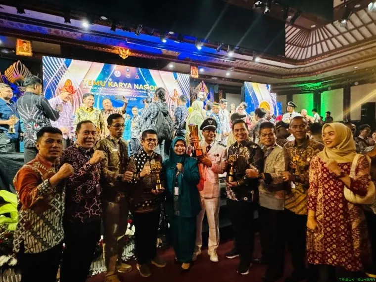 Gubernur Sumbar  menerima penghargaan Upakarya Wanua Nugraha, Desa dan Kelurahan Berprestasi, Kemajuan Desa, Ketahanan Desa. (Foto: Ist)