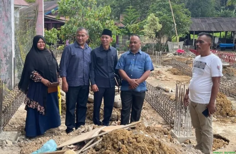 Anggota DPRD Provinsi Sumatera Barat dari Fraksi Partai Demokrat, Ali Muda mendengarkan aspirasi masyarakat dalam masa reses. (Foto: Ist)