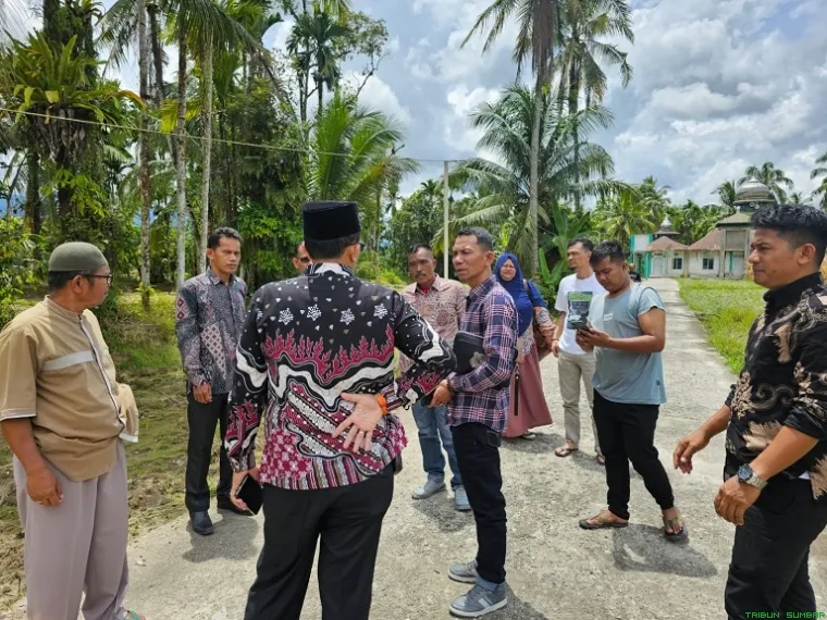 Anggota DPRD Provinsi Sumatera Barat dari Fraksi Partai Demokrat, Ali Muda mendengarkan aspirasi masyarakat dalam masa reses. (Foto: Ist)