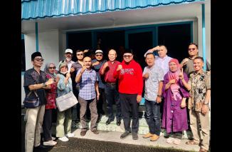 Calon Walikota Padang, Iqbal bersama Pengurus PWI Sumbar di Kantor PWI Sumbar, Jumat (4/10).(doc)