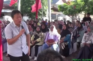 Anggota DPRD Sumatra Barat, Albert Hendra Lukman, menjemput aspirasi masyarakat di kantor DPC PDI-Perjuangan Kota Padang, Senin (28/10/2024) sore.