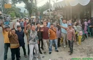 Sosialisasi Paslon KaYe disambut dengan penuh semangat oleh ratusan warga yang hadir untuk mendengarkan visi dan misi yang diadakan di Jorong Liki Bawah, Nagari Persiapan Lubuk Gadang Barat Daya, Kecamatan Sangir, pada Jumat (25/10/2024). (Foto: Ist)