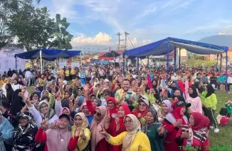 Fadly Amran menggelar senam sore bersama warga di Perumahan Citra Bungo Pasang, Dadok Tunggul Hitam, pada Senin (21/10/2024). (Foto: Ist)