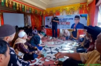 Anggota DPRD Sumbar Nurkhalis Dt Bijo Dirajo dalam kegiatan resesnya di Kantor Walinagari Taeh Bukik Kecamatan Payakumbuh, Kabupaten Limapuluh Kota, Jum'at siang, 25 Oktober 2024. (doc)