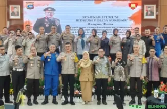 Komisioner KI Sumbar, Idham Fadli saat berfoto bersama di acara Seminar Keterbukaan Informasi Publik,  di kantor Polda Sumbar, Selasa, 15/10..(doc)