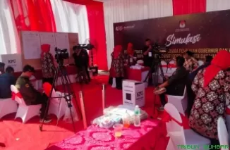 Proses simulasi rekapitulasi di TPS 06. (Foto: ndo)