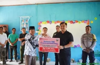 Bupati Dharmasraya, Sutan Riska menyerahkan bantuan Corporete Social Responsibility (CSR) Execellencia Surakata kepada SDN 01 Sembilan Koto. (Foto: Ist)