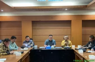 Komisi IV DPRD Provinsi Sumatera Barat (Sumbar) studi komparatif ke Dinas Tenaga Kerja Transmigrasi dan Energi Sumber Daya Mineral Daerah Khusus Jakarta (DKJ), Kamis (17/10).(doc)