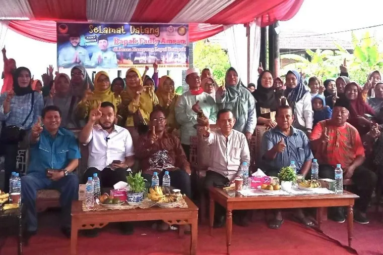 Fadly Amran, calon Wali Kota Padang nomor urut 1 menghadiri pertemuan bersama warga di Kampung Lapai. (Foto: Ist)