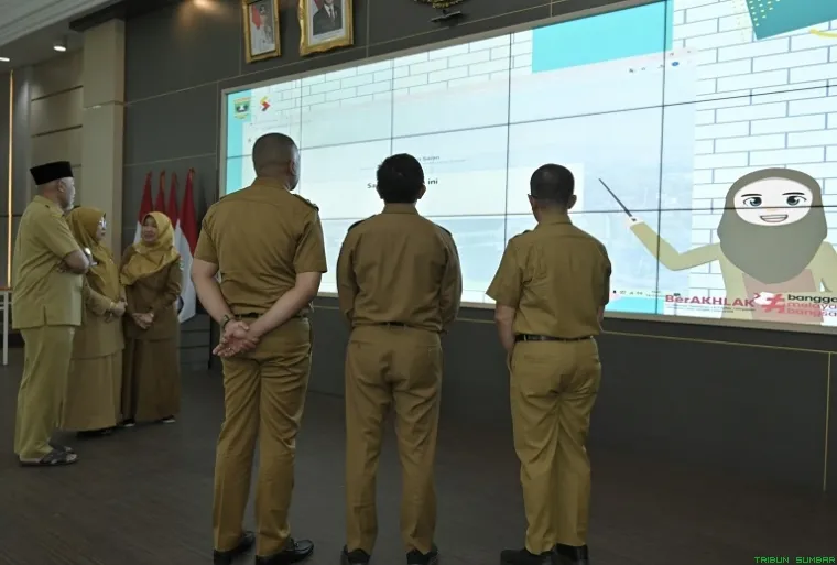 Gubernur Mahyeldi Ansharullah meresmikan Aplikasi Survei Kepuasan Masyarakat (Sepakat). (Foto: Ist)