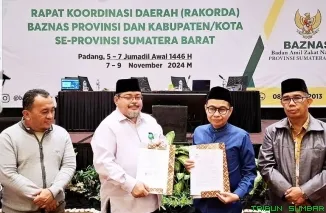 Perjanjian Kerjasama antara BAZNAS Sumbar dengan Komisi Informasi Sumbar pada Jumat malam, (8/11/2024). (Foto: Ist)