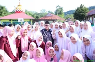 Ketua DPRD Sumbar Muhidi saat memberikan Tausiah Jumat di SMAN Negeri 16 Padang, Jumat (15/11). (Foto: Ist)