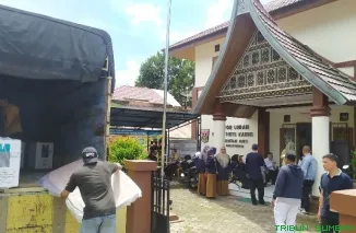 KPU Sumbar melaksanakan monitoring ke KPU Kota Bukittinggi pada Selasa (26/11/2024). (Foto: Ist)