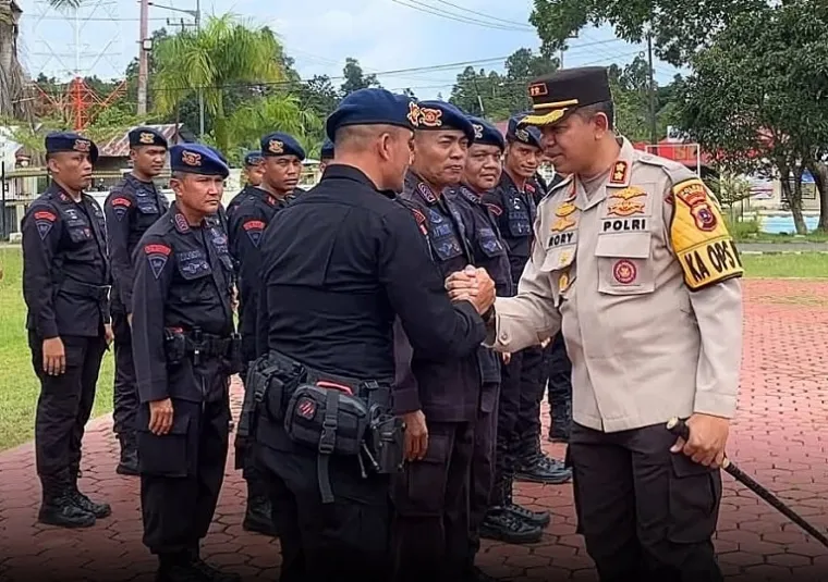 Kapolres Kepulauan Mentawai, AKBP Rory Ratno A., S.E., M.M., M.Tr.Opsla., menyoroti dedikasi tinggi yang telah ditunjukkan oleh personel Satbrimob selama bertugas. (Foto: Ist)