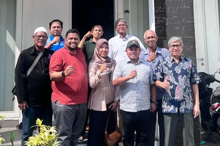 Ketua DPP FSP LEM Arif Minardi (Paling Kanan) Ketua DPC SP LEM Kab Batubara Firman Usman (Pakai Topi) dan Ketua PUK SP LEM SPSI INALUM Agus Salim Kaban bersama Pengurus DPP FSP LEM SPSI. (Foto: Ist)