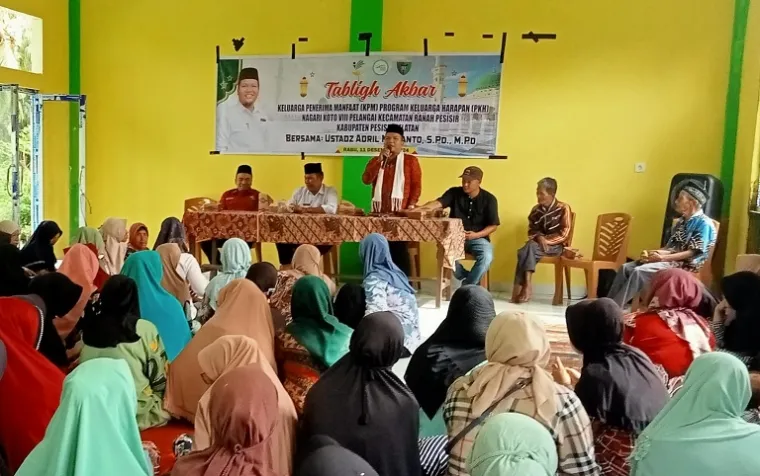 Ustaz Adril Maiyanto, S.Pd.I., M.Pd., Sekretaris PDM Pesisir Selatan, menyampaikan tausiyah inspiratif kepada ratusan KPM PKH. (Foto: Ist)