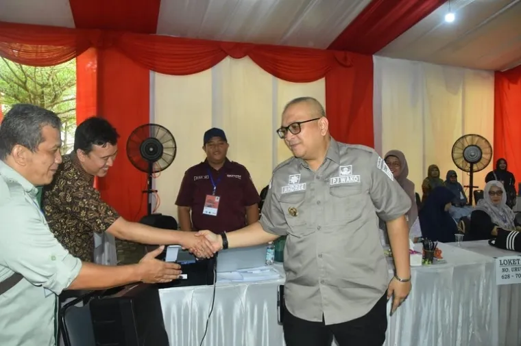 Pj Wali Kota Padang, Andree Algamar, melakukan peninjauan terhadap pelaksanaan Seleksi Penerimaan PPPK 2024 di Universitas Bung Hatta pada Sabtu (14/12/2024).  (Foto: Ist)