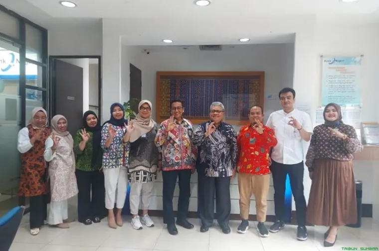 Ketua DPRD Sumbar, Muhidi saat kunker meninjau aset Bank Nagari cabang Matraman Jakarta pada Jumat (19/12). (Foto: Ist)