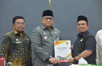 Ketua DPRD Kota Padang, Muharlion, menyerahkan laporan hasil kunjungan kerja dan reses komisi kepada Pj Wali Kota, Andree Algamar. (Foto: Ist)