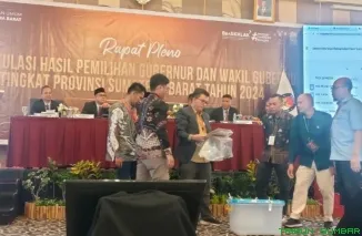 KPU Sumbar melaksanakan Rapat Pleno Rekapitulasi Hasil Penghitungan Perolehan Suara Tingkat Provinsi Sumatera Barat dalam Pemilihan Gubernur dan Wakil Gubernur Sumatera Barat Tahun 2024. (Foto: Ist)