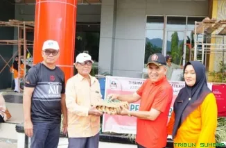 Kegiatan senam sehat massal dan penyerahan bantuan sembako di Perayaan HUT ke-25 DWP Kabupaten Dharmasraya. (Foto: Ist)