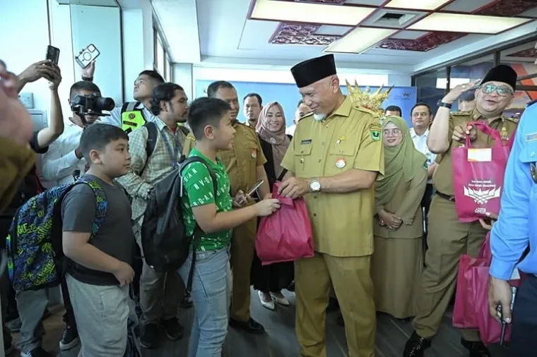 Gubernur Sumbar, Mahyeldi Ansharullah, menyambut kedatangan 89 penumpang penerbangan perdana maskapai Scoots Airlines rute Singapura-Padang di Bandara Internasional Minangkabau (BIM), Senin (06/01/2025). (Foto: Ist)