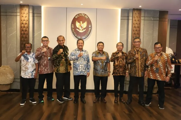 Jajaran Komisaris dan Direksi PT Garam melakukan pertemuan dengan Menteri Kelautan dan Perikanan (KKP) RI Sakti Wahyu Trenggono, Jumat (24/1/2025) siang. (Foto: Ist)