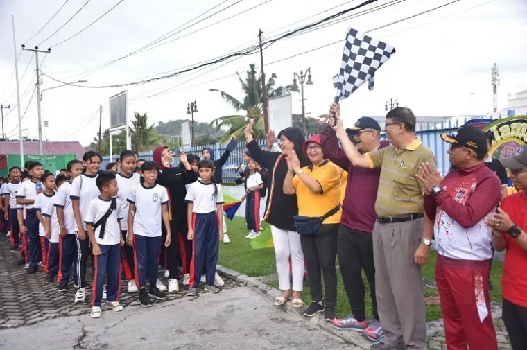 Pj Wali Kota Padang, Andree Algamar melepas secara resmi  kegiatan jalan santai TK dan SD Tirtonadi dalam merayakan HUT ke-53. (Foto: Ist)