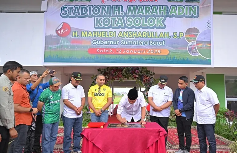 Gubernur Sumbar, Mahyeldi Ansharullah, secara resmi membuka Stadion H. Marah Adin di Kota Solok pada Minggu (12/1/2025).