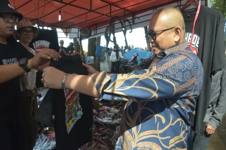 Pj Wali Kota Padang, Andree Algamar, bergabung dengan ratusan pecinta Vespa dalam acara Taragak Basuo Scooterist Sumatera Barat (TBSS) Ke-30. (Foto: Ist)