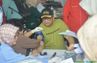 Pemko Padang bekerja sama dengan PMI Kota Padang mengadakan kegiatan donor darah massal di Kantor Balai Kota Aie Pacah pada Rabu, (22/1/2025). (Foto: Ist)