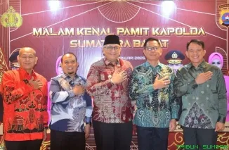 Pj Wali Kota Padang, Andree Algamar, hadir mewakili Pemerintah Kota Padang untuk memberikan apresiasi dan penghormatan kepada Irjen Pol (Purn) Suharyono yang memasuki masa purna tugas. (Foto: Ist)
