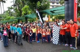 Pj Wali Kota Padang, Andree Algamar, secara resmi melepas kegiatan jalan santai yang digelar dalam rangka memperingati ulang tahun ke-125 SD Agnes, Sabtu (18/1/2025). (Foto: Ist)