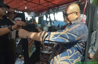 Pj Wali Kota Padang, Andree Algamar, bergabung dengan ratusan pecinta Vespa dalam acara Taragak Basuo Scooterist Sumatera Barat (TBSS) Ke-30. (Foto: Ist)
